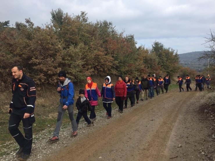 AFAD gönüllüleri Türkmen Şelalesi’nde çöp topladı