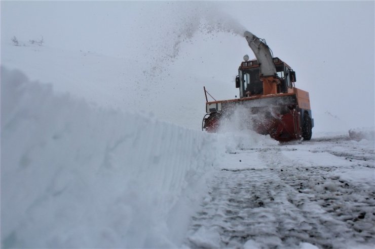Elazığ’da karla kapanan 80 köy yolu açıldı 1’inde çalışma sürüyor