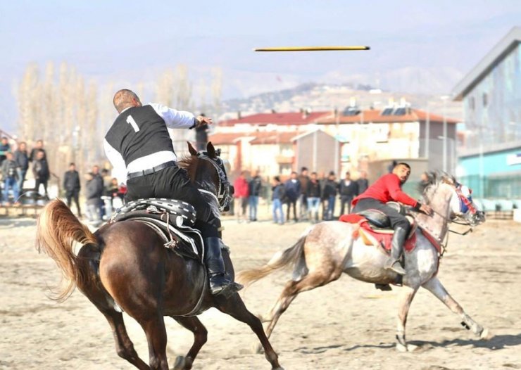 Erzincan’daki atlı cirit dostluk müsabakası nefes kesti