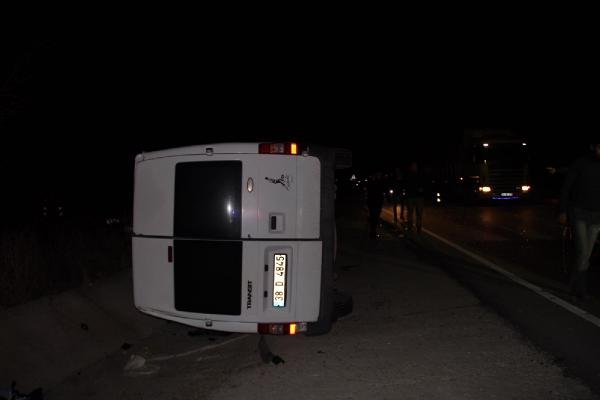 İşçilerin taşındığı minibüs otomobile çarptı: 13 yaralı