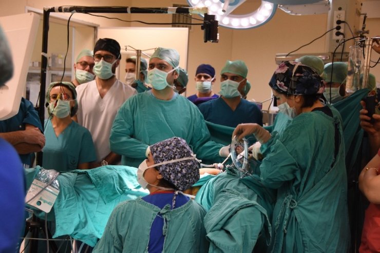 Onlarca doktor laparoskopi ve histereskopi canlı cerrahi operasyonuna katıldı