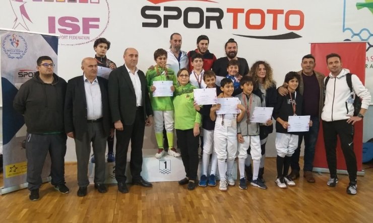 Eskrimde alt yaşlar Epe Açık Turnuvası Trabzon’da yapıldı