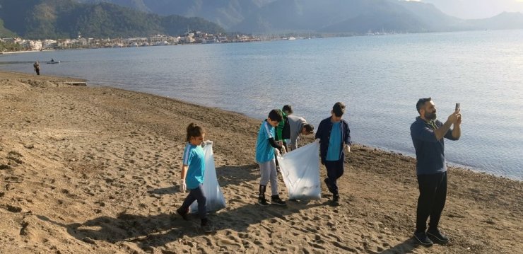 Marmaris Belediyesinden halk plajında temizlik