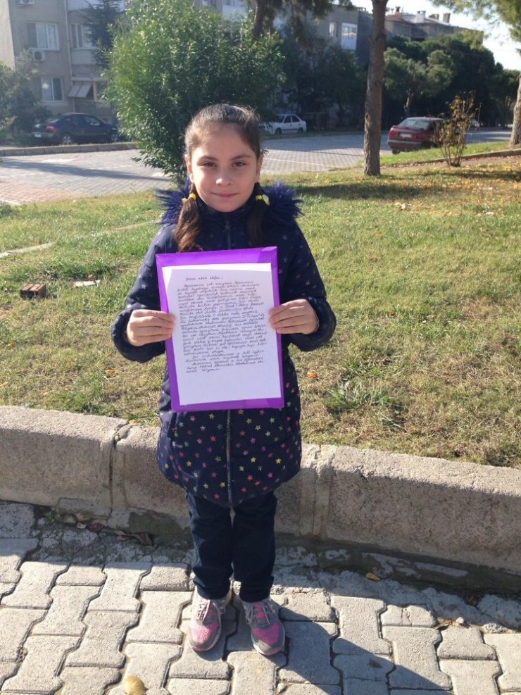 Minik öğrenciden Cumhurbaşkanına mektup: "Servis beklerken üşüyorum"