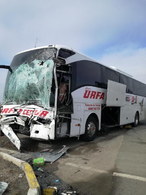 Ankara-Konya karayolununda yolcu otobüsü ile kamyonet çarpıştı: Yaralılar var