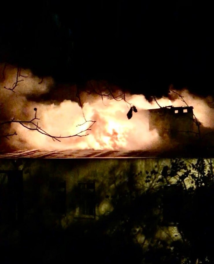 Artvin’de 3 katlı binada çatı yangını
