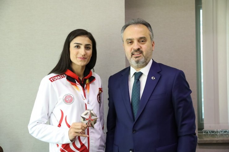 Başkan Aktaş olimpiyat yolcusu Hatice Kübra’yı kutladı
