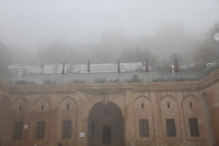 Mardin’i sis kapladı