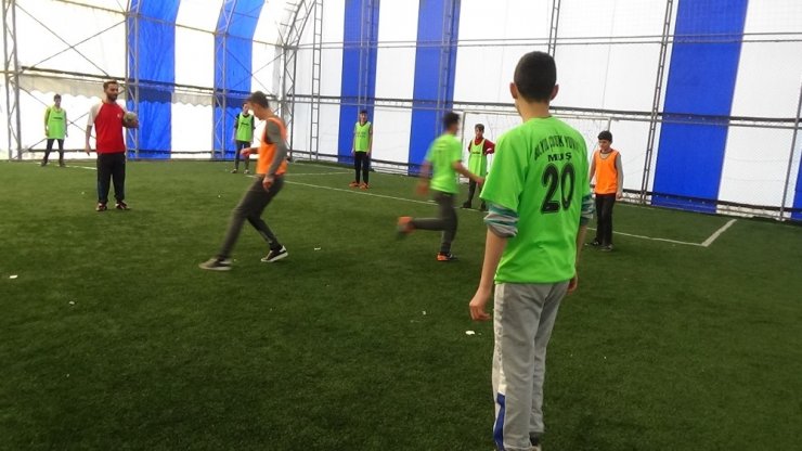 Koruma altındaki çocuklar futbolla geleceğe hazırlanıyor