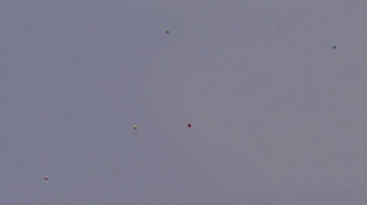 Minikler, dilek diledi gökyüzüne balon bıraktı