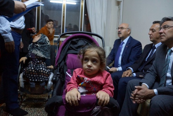 Savaş mağduru Suriyeli engelli kardeşlere devlet sahip çıktı