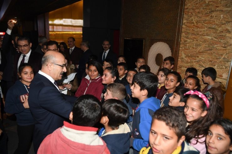 Vali Demirtaş, "Sinemaya Gitmeyen Çocuk Kalmasın" etkinliğine katıldı