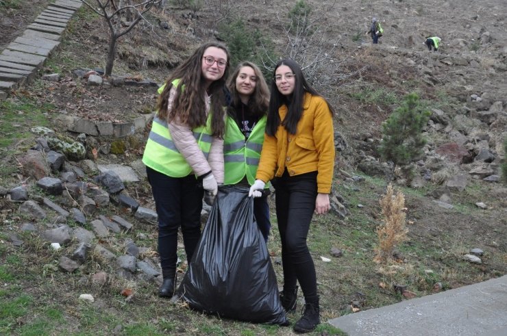 Afyonkarahisar’da öğrenciler çöp toplayarak meydan okuyor