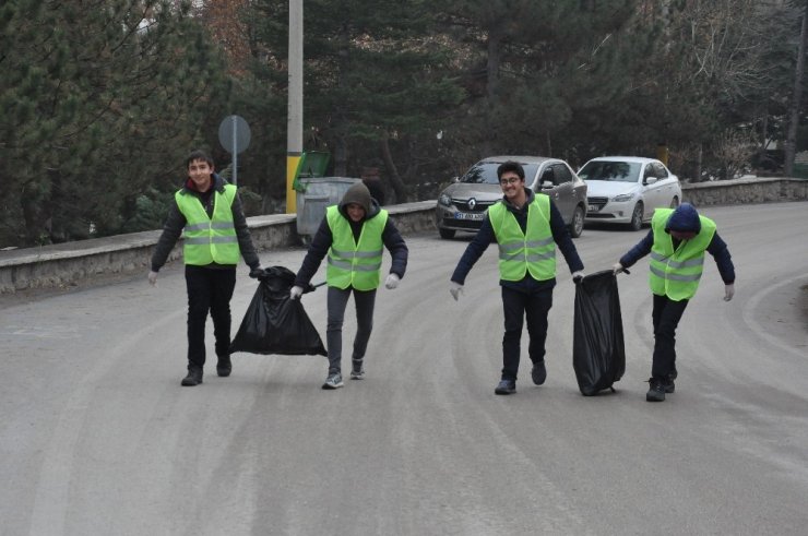 Afyonkarahisar’da öğrenciler çöp toplayarak meydan okuyor