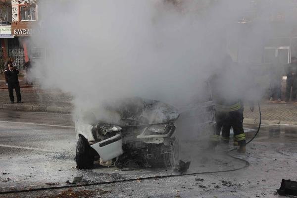 Konya'da sürücüsünün kontrolünden çıkan otomobil yandı