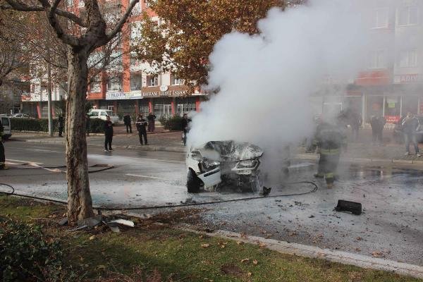 Konya'da sürücüsünün kontrolünden çıkan otomobil yandı