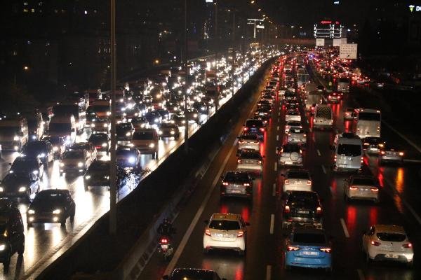 İstanbul'da trafik yoğunluğu yüzde 76'ya ulaştı 