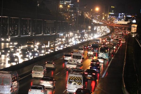 İstanbul'da trafik yoğunluğu yüzde 76'ya ulaştı 