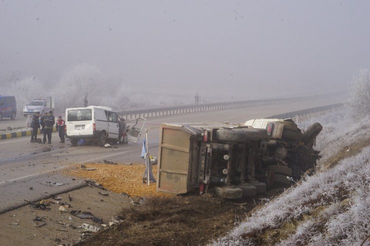 Panelvan minibüs ile çakıl taşı yüklü kamyon çarpıştı: 3 ölü 2 yaralı