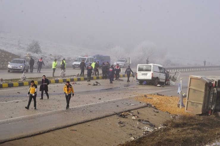 Panelvan minibüs ile çakıl taşı yüklü kamyon çarpıştı: 3 ölü 2 yaralı