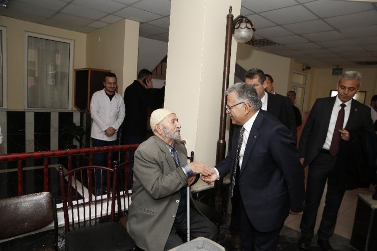 Başkan Büyükkılıç, Huzurevi’ni ziyaret ederek yaşlılarla sohbet etti
