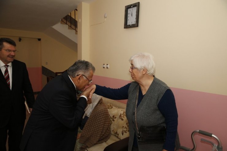 Başkan Büyükkılıç, Huzurevi’ni ziyaret ederek yaşlılarla sohbet etti