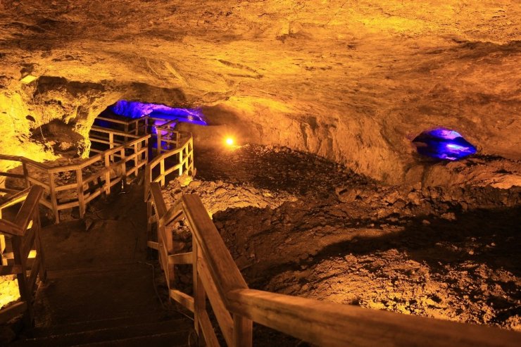 Paleozoik döneme ait Sulu Mağara turistleri ağırlıyor