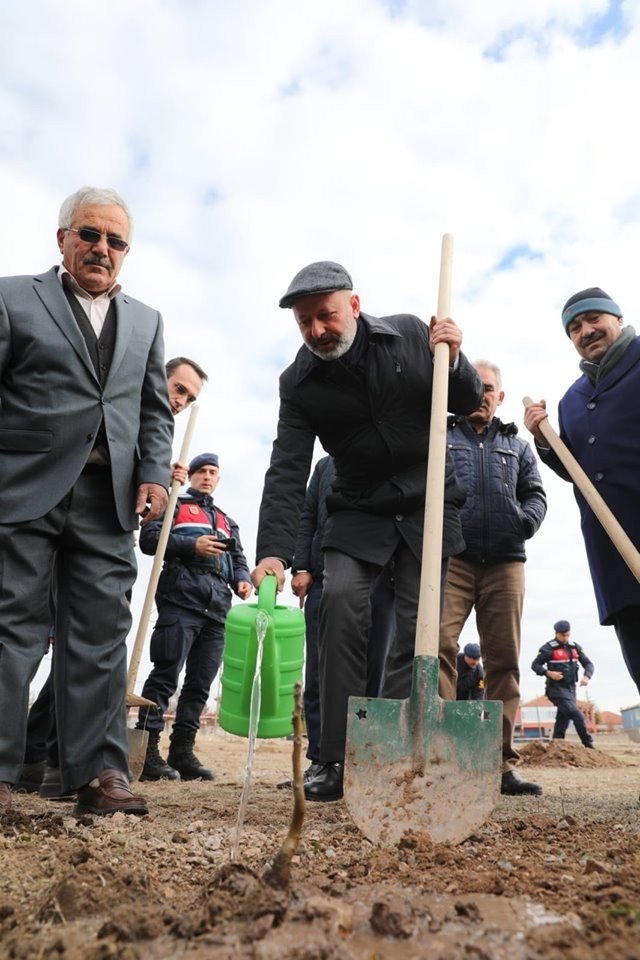 Başkan Çolakbayrakdar: "Mahallelerin kimliğini koruyacak projeler geliştiriyoruz"