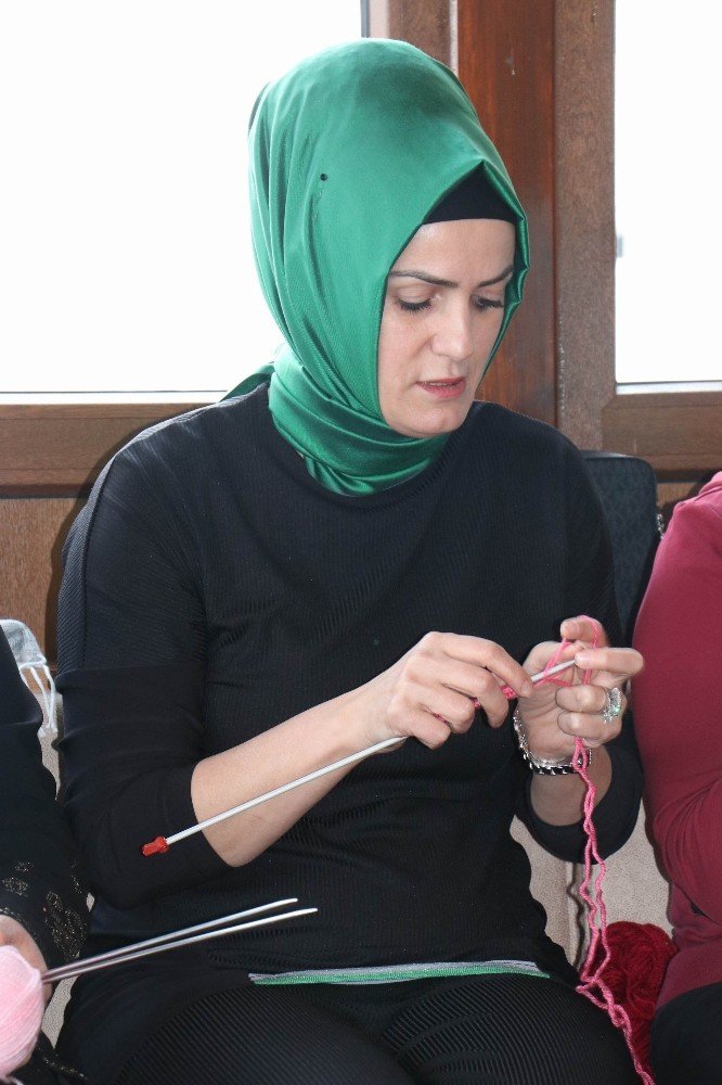 Nevşehir’de kadınlar ihtiyaç sahibi çocuklar için atkı ve bere ördü
