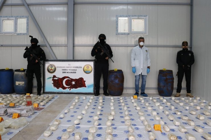 Diyarbakır’da teröristlere ait cephanelik ele geçirildi: 22 gözaltı