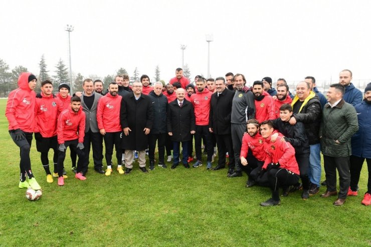 Vali Çakacak ve Rektör Çomaklı’dan Eskişehirsporlu futbolculara ziyaret