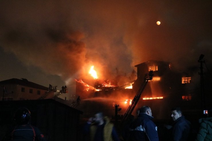 Takviye ekiplerin müdahalesiyle mobilya atölyesindeki dev yangın söndürüldü