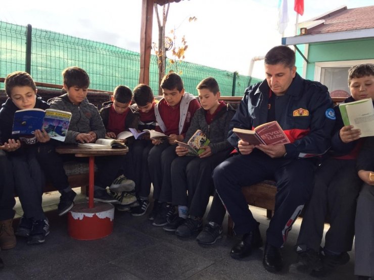 İtfaiye personeli, öğrenciler ile birlikte kitap okudu