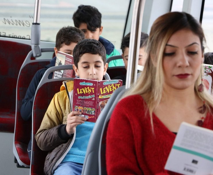 Öğrenciler halk otobüslerinde farkındalık için kitap okudu