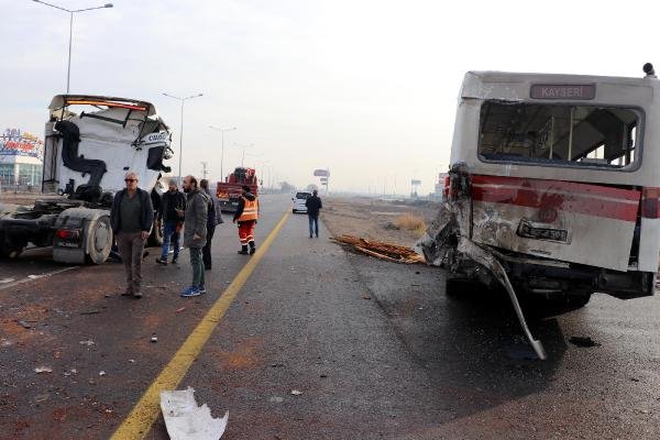 TIR, belediye otobüsüne çarptı: 11 yaralı