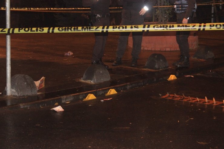 Beyoğlu’nda motosikletli şahıslar parkta sohbet eden gruba ateş açtı: 2 yaralı
