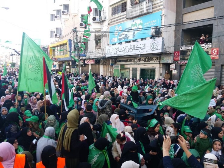 Gazze’de Filistinliler Hamas’ın kuruluşunun yıldönümü kutladı