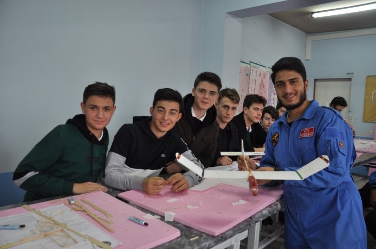 Lise öğrencileri model uçak yaptı