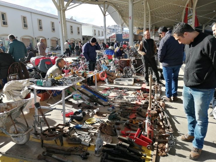 Salihli’deki ikinci el eşya pazarına büyük ilgi