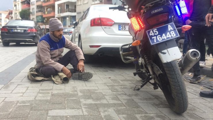Trafik cezası yedi, yolda oturma eylemi yaptı