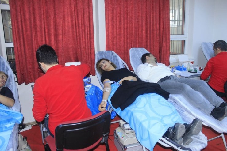 Adana’da ilkokul öğretmenleri ve velilerinden Kızılay’a kan bağışı