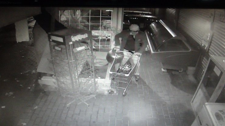Engelli şahıs hırsızlık yaparken kameralara yakalandı