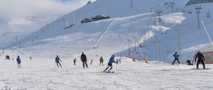 Vali Memiş, kayak severleri Palandöken’e davet etti