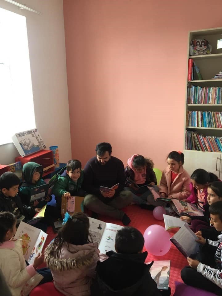 Eğitim gönüllüleri köy okulunda kütüphane kurdu