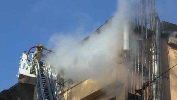 4 katlı binanın çatı katında bulunan tekstil atölyesi alev alev yandı