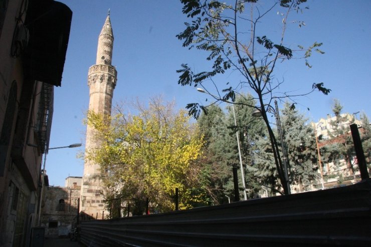 ’Öksüz minare’ camiye kavuşuyor