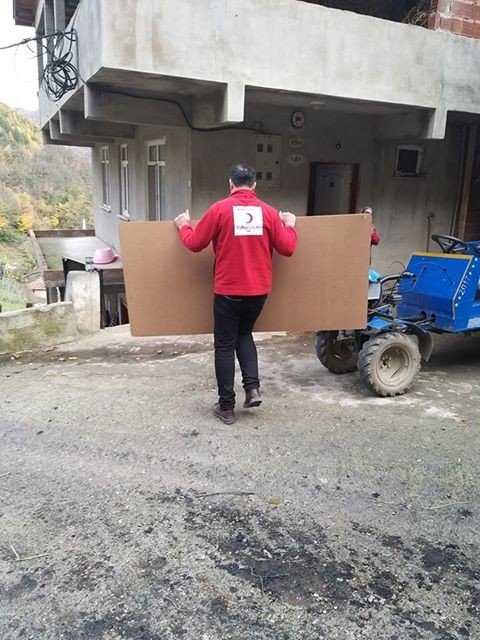 Türk Kızılayından evlerini kaybeden aileye yardım