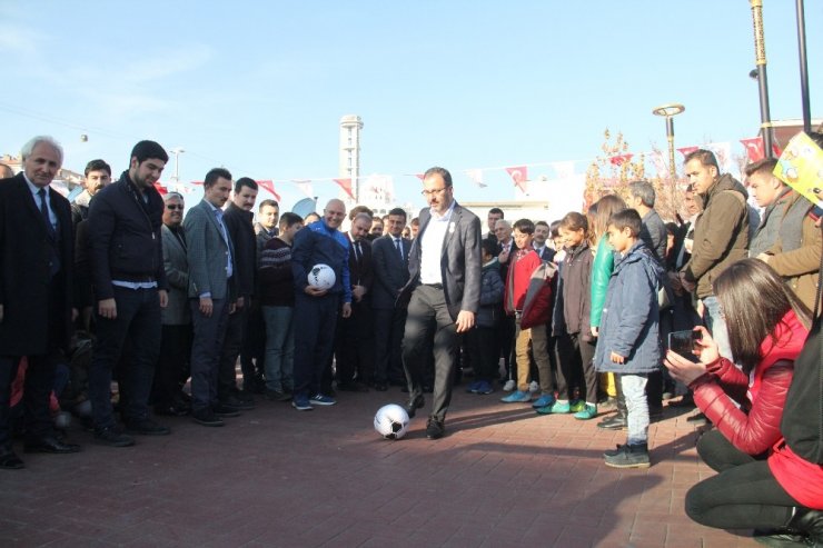 Bakan Kasapoğlu: “Teknoloji, internet ve sosyal medyanın hayatımıza sağladığı kolaylıklar var. Ama bunların esiri olmayacağız”