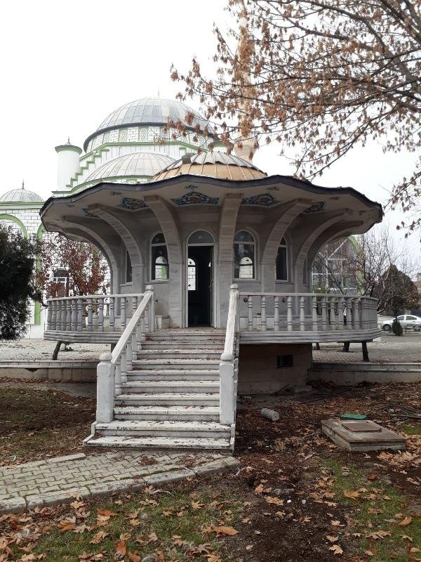 Tarihi cami ve türbelerden kurşun levha çaldılar