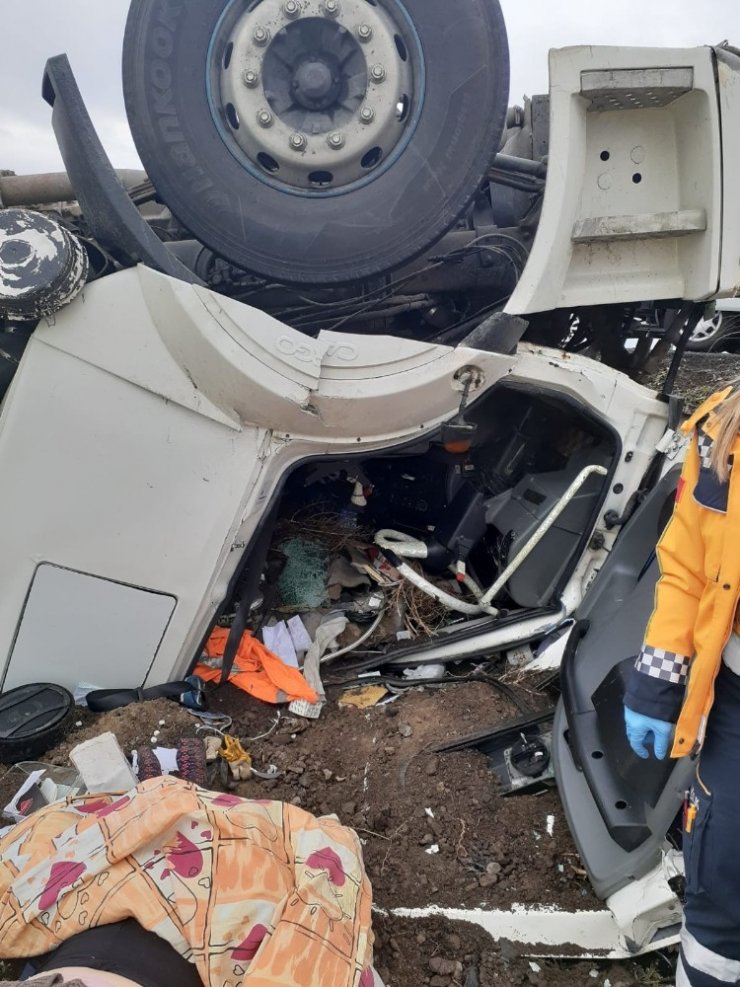 Konya’da portakal yüklü kamyon devrildi: 2 ölü